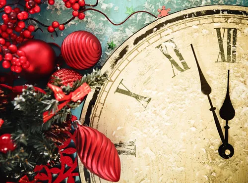 Красивые Новогодние Картинки часы и немного ягод