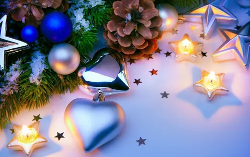 Красивые Новогодние Картинки новогодняя елка, украшенная украшениями и огнями
