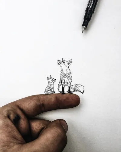 Маленькие Для Срисовки Картинки рука, держащая рисунок