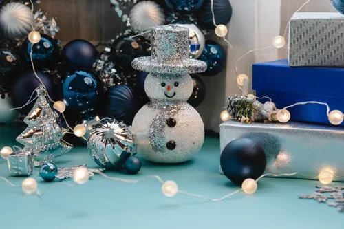 Новогодние 2022 Картинки снеговик с голубыми шарами