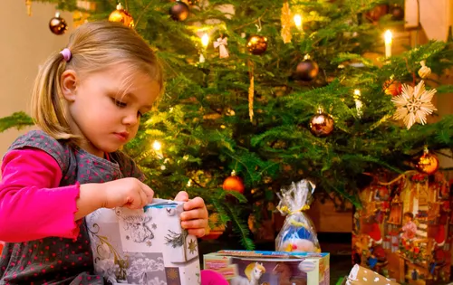 Рождественский Сочельник Картинки молодая девушка читает книгу