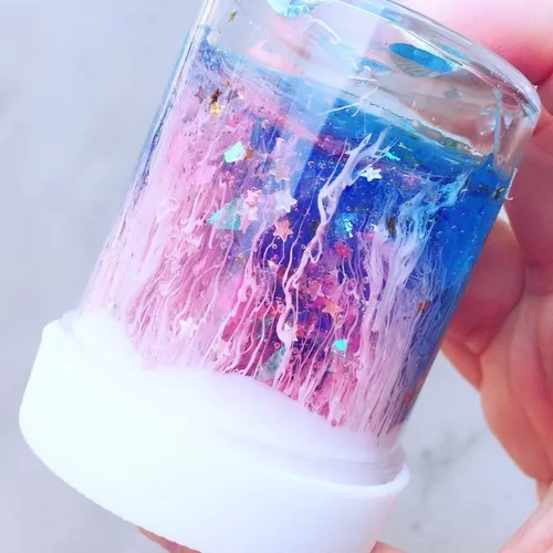 Слаймы Картинки рука, держащая пластиковый стаканчик с красочным дизайном