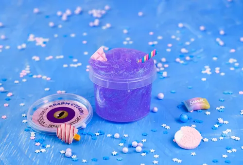 Слаймы Картинки фиолетовый контейнер с фиолетовой крышкой и фиолетовым кругом с белыми точками