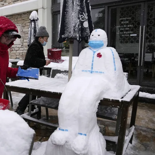 Снеговик Картинки снеговик с парой сидящих за столом