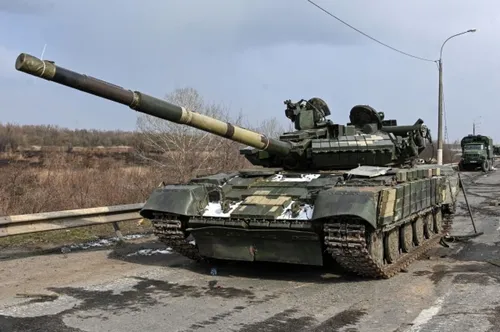 Танки Картинки военный танк на дороге