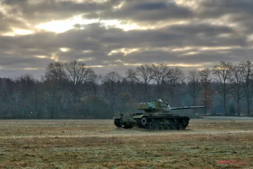 Танки Картинки военный танк, движущийся по полю