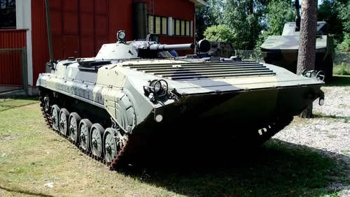 Танки Картинки военный танк, припаркованный на траве