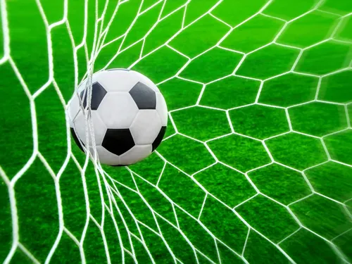 Футбол Картинки футбольный мяч на зеленом поле