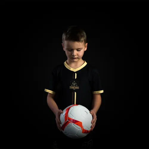 Футбол Картинки мальчик держит мяч