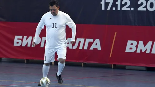 Тетта Сугимото, Футбол Картинки мужчина в белой форме играет в футбол