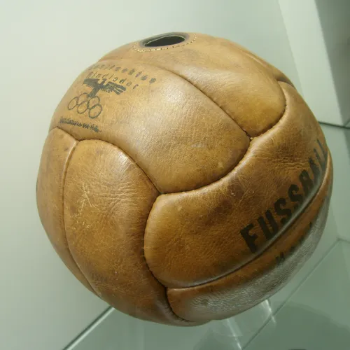 Футбол Картинки коричневый шар с надписью на нем