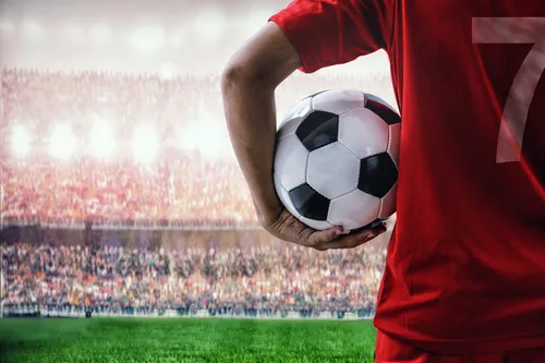 Футбол Картинки человек, держащий футбольный мяч