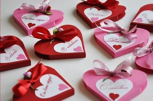 14 Февраля Картинки группа конфет в форме сердца