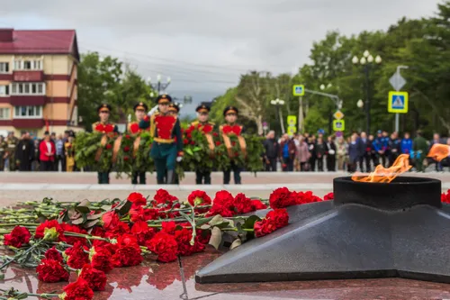 Вечная Память Картинки группа людей в форме, стоящих на улице с цветами