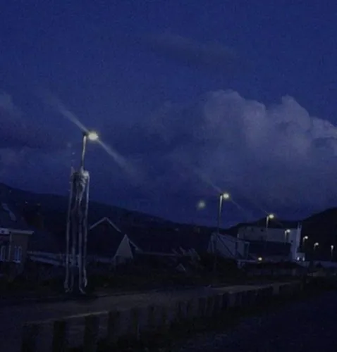 Сиреноголовый Фото ряд домов с фонарным столбом и голубым небом