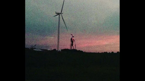 Сиреноголовый Фото человек, стоящий перед ветряной мельницей