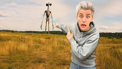 Сиреноголовый Фото мальчик, стоящий в поле со скелетом на спине