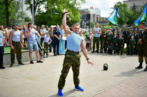 День Вдв Картинки человек в военной форме, держащий руку вверх перед толпой