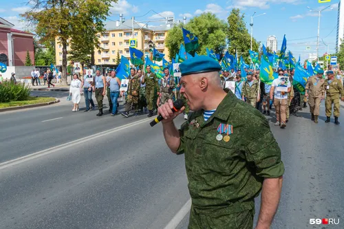 День Вдв Картинки мужчина в военной форме держит микрофон перед парадом