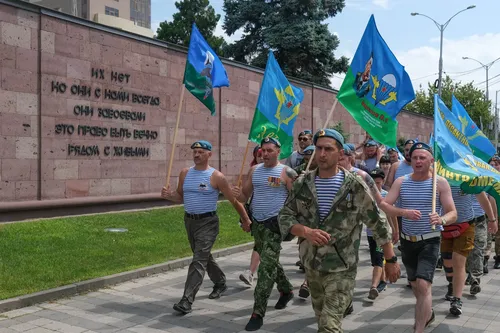 Роман Зенцов, День Вдв Картинки группа людей, марширующих с флагами
