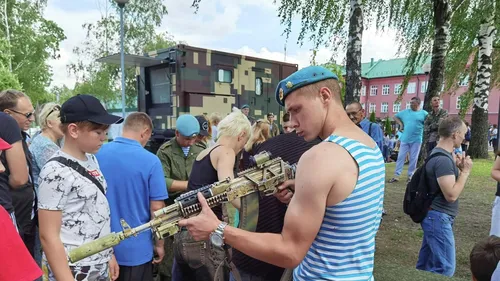 Покрас Лампас, День Вдв Картинки человек, играющий на гитаре в толпе людей