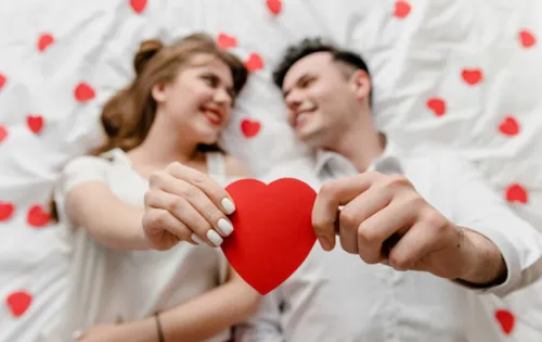День Святого Валентина Картинки мужчина и женщина держат сердце
