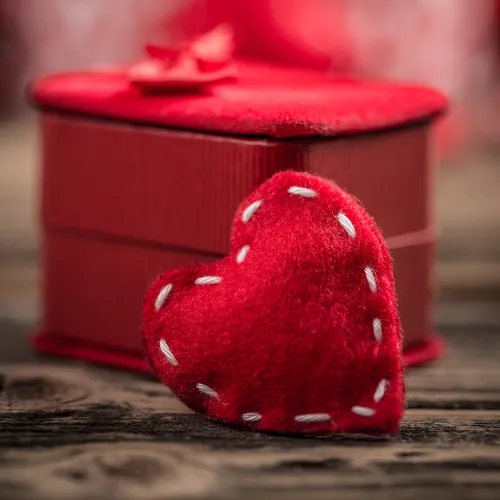 День Святого Валентина Картинки красная коробка с белой точкой на ней