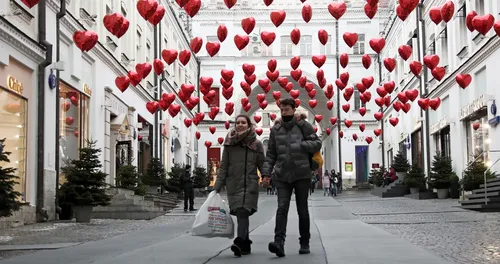 День Святого Валентина Картинки мужчина и женщина позируют для фотографии перед зданием с фонарями