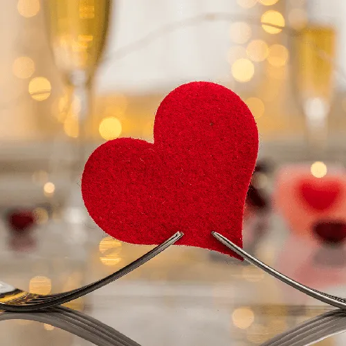 День Святого Валентина Картинки красное сердце на вилке