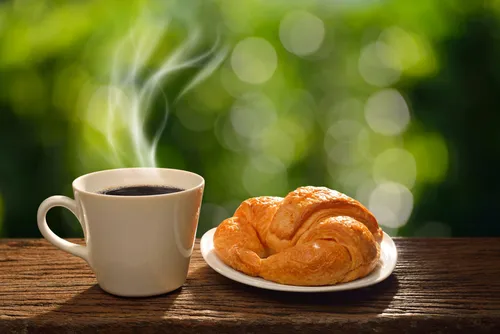 Доброе Утро 3Д Картинки чашка кофе рядом с тарелкой выпечки