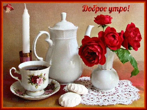 ваза с красными розами рядом с чайником и чашкой кофе