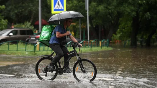 Дождь Картинки человек, едущий на велосипеде по затопленной улице