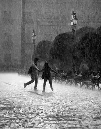 Дождь Картинки пара человек идет по мокрой дороге