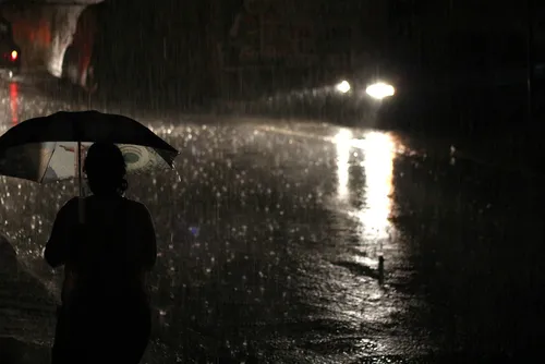Дождь Картинки человек, держащий зонт под дождем