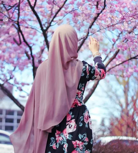 Исламские Девушек В Хиджабе Картинки женщина в платье, держащая ветку дерева
