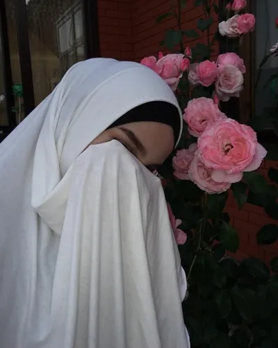 Исламские Девушек В Хиджабе Картинки человек в белом платье с букетом розовых цветов