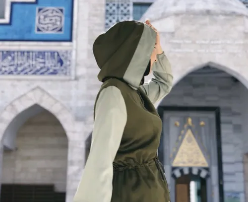 Исламские Девушек В Хиджабе Картинки человек в зеленом халате
