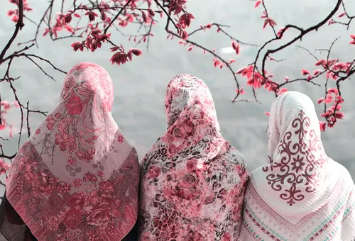 Исламские Девушек В Хиджабе Картинки группа статуй на дереве