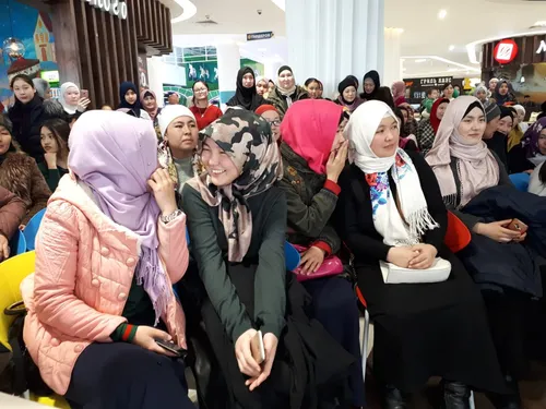 Исламские Девушек В Хиджабе Картинки группа женщин в комнате