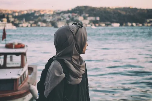 Исламские Девушек В Хиджабе Картинки человек, стоящий на лодке