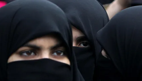 Исламские Девушек В Хиджабе Картинки пара человек в черных платках