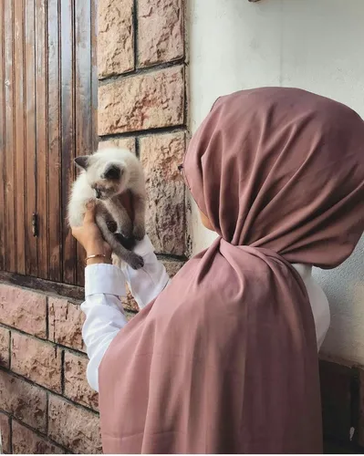 Исламские Девушек В Хиджабе Картинки человек, держащий собаку