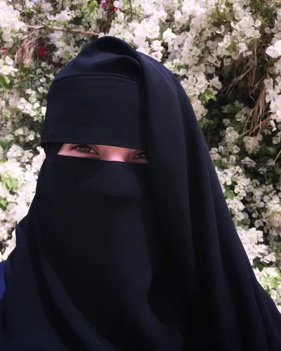 Исламские Девушек В Хиджабе Картинки человек в черной толстовке