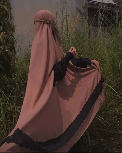 Исламские Девушек В Хиджабе Картинки человек, лежащий в траве