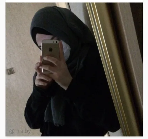 Исламские Девушек В Хиджабе Картинки человек, делающий селфи в зеркале