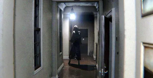 Страшные Фото человек, стоящий в дверном проеме