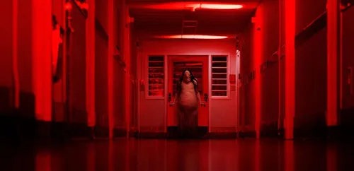 Страшные Фото человек, стоящий в красной комнате