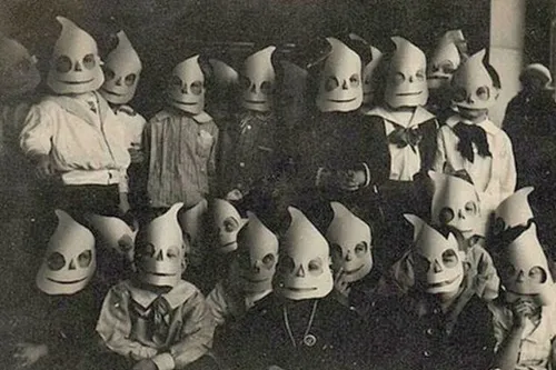 Страшные Фото группа людей в масках