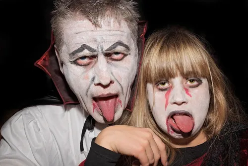 Страшные Фото мужчина с высунутым языком рядом с женщиной с краской для лица