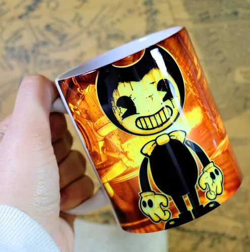 Бенди Картинки рука, держащая чашку с мультяшным персонажем